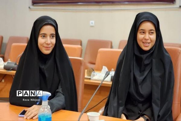 گرامیداشت دهه کرامت و دیدار دانش‌آموزان دختر بهارستانی با فرماندار بهارستان