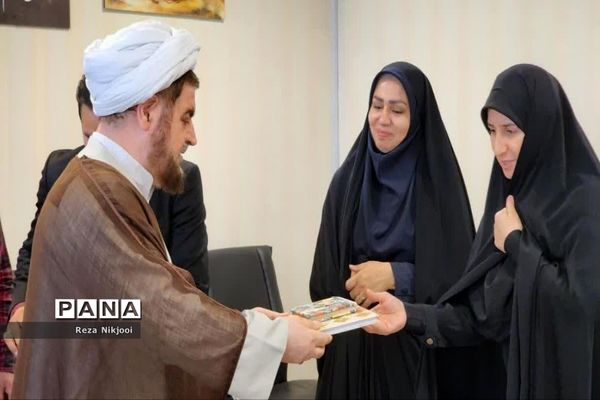 گرامیداشت دهه کرامت و دیدار دانش‌آموزان دختر بهارستانی با فرماندار بهارستان