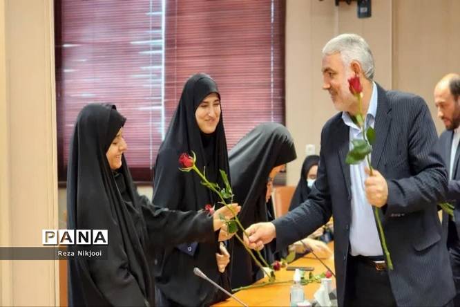 گرامیداشت دهه کرامت و دیدار دانشآموزان دختر بهارستانی با فرماندار بهارستان
