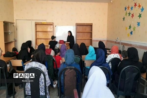 برگزاری کلاس‌های آموزش چرم‌دوزی در شهرستان قرچک