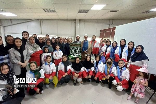 حضور خادمان حرم  امام رضا(ع) با پرچم متبرک به مناسبت هفته کرامت در جمعیت هلال احمر بهارستان ۲