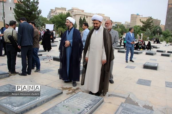 همایش تکریم امامزادگان و عطرافشانی مزارشهدا در اسلامشهر