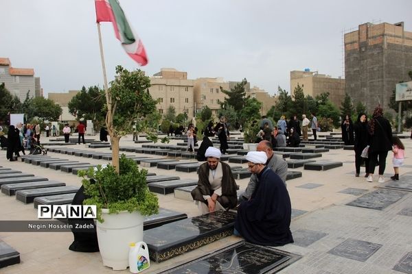 همایش تکریم امامزادگان و عطرافشانی مزارشهدا در اسلامشهر