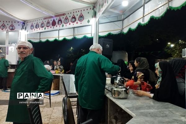 برپایی چایخانه رضوی در پارک آیت‌اله مدنی کاشان، همزمان با دهه کرامت