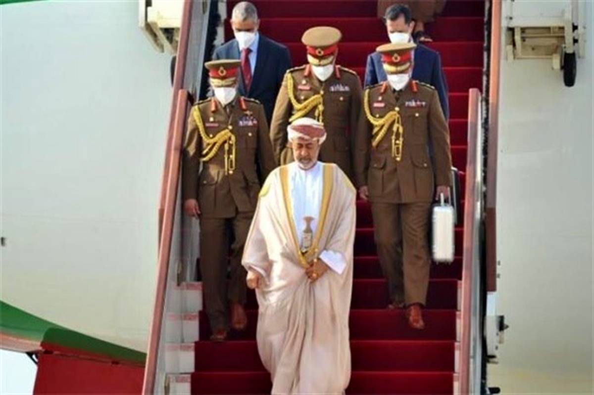 سلطان عمان با استقبال معاون اول رئیس‌جمهوری وارد تهران شد