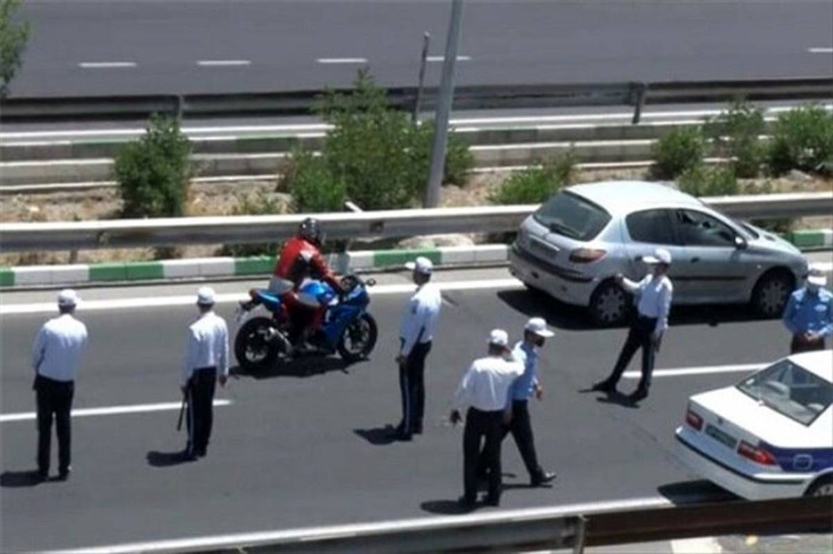 4 موتورسیکلت حین انجام حرکات نمایشی در بزرگراه‌های تهران توقیف شدند