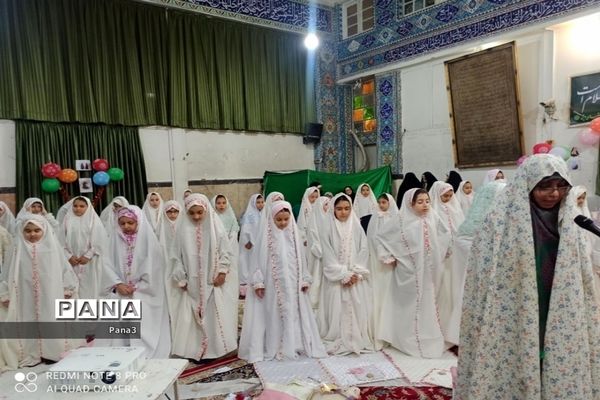 دانش‌آموزان دبستان سلمه منطقه ۳  در جوار حرم امامزاده اسماعیل(ع) تاج بندگی بر سر نهادند