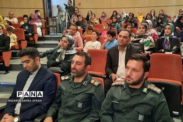 گالری نقاشی «آشنای غریب» در شهرستان دماوند