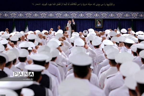 دیدار کارکنان و خانواده‌های ناوگروه ۸۶ ارتش با رهبر انقلاب