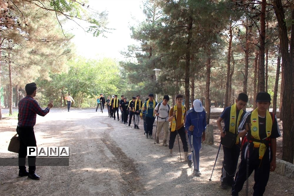 کلاس آموزشی کوهنوردی برای دانش‌آموزان عضو سازمان دانش‌آموزی  استان اصفهان