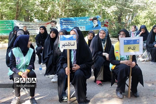 اهدای پرچم افتخار به مناطق در اردوی یاورمربیان پیشتاز دختر شهرستان‌های استان تهران