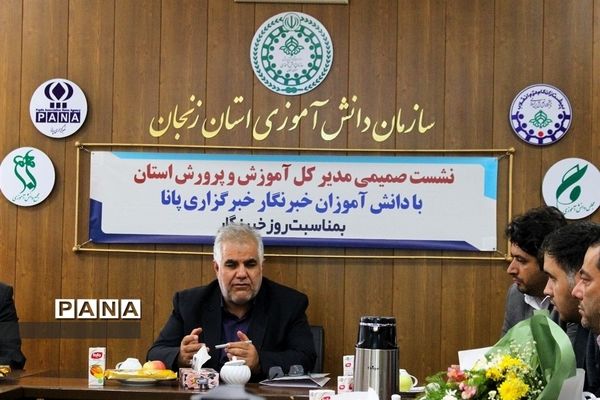 مدیرکل استان زنجان پای صحبت‌های خبرنگاردانش آموزان پانا