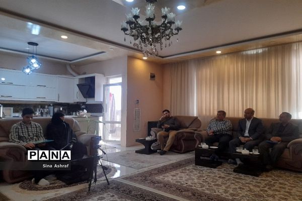 دیدار مدیر آموزش و پرورش ناحیه ۳ مشهد مقدس با خانواده شهید «سید هادی علوی نسب»