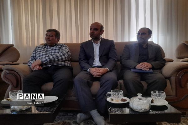 دیدار مدیر آموزش و پرورش ناحیه ۳ مشهد مقدس با خانواده شهید «سید هادی علوی نسب»