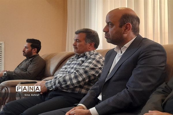 دیدار مدیر آموزش و پرورش ناحیه ۳ مشهد مقدس با خانواده شهید «سید هادی علوی نسب»