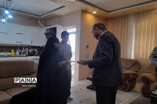 دیدار مدیر آموزش و پرورش ناحیه ۳ مشهد مقدس با خانواده شهید «سید هادی علوی نسب»