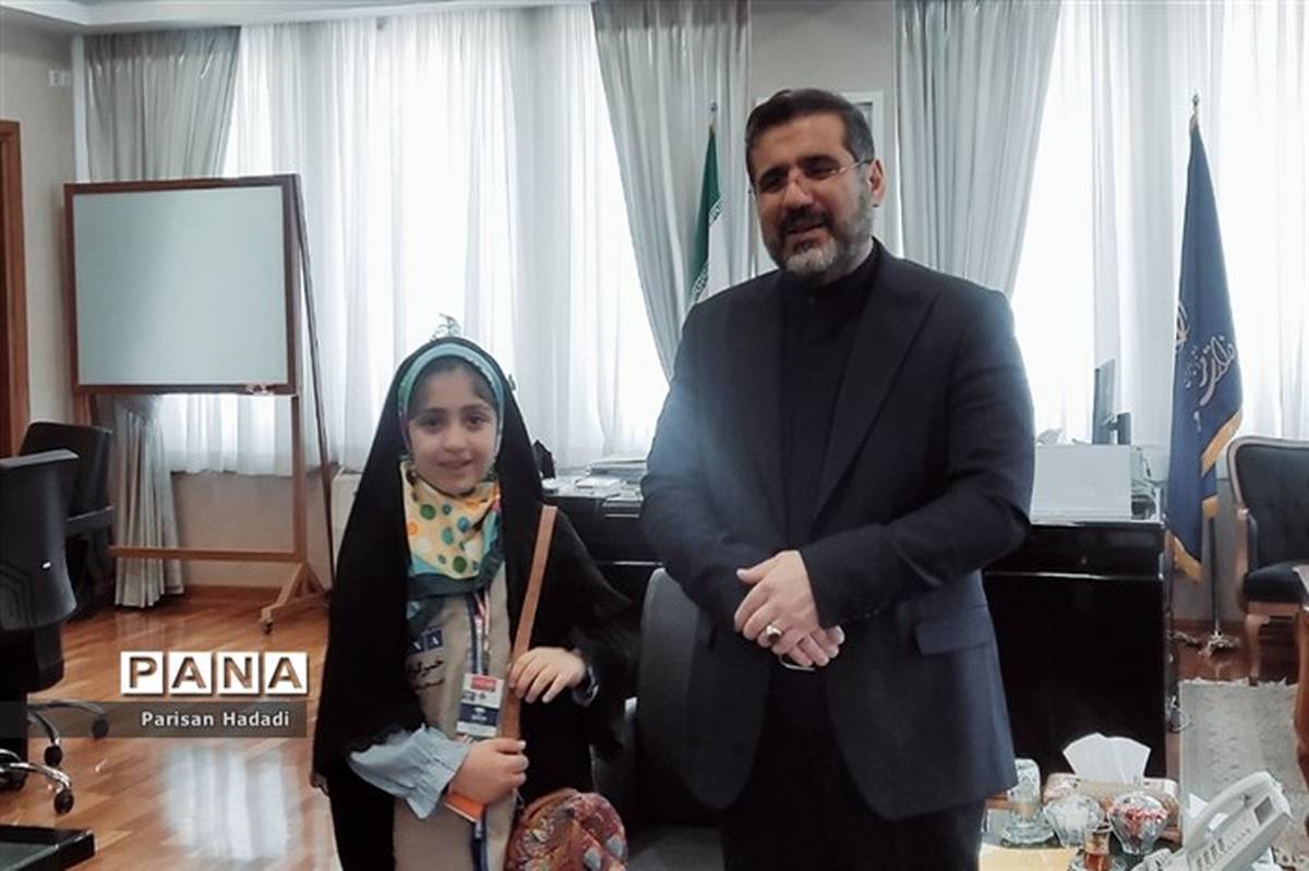 تقدیر و دیدار صمیمی دانش آموز خبرنگار پانا با وزیر فرهنگ و ارشاد اسلامی/فیلم