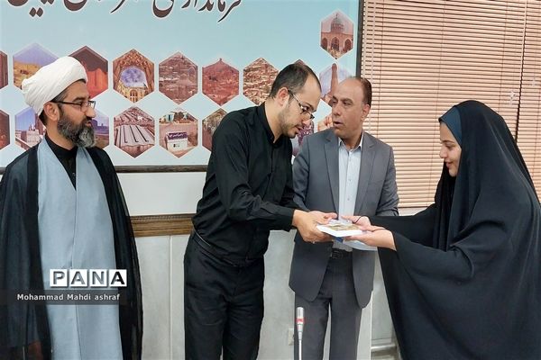 تجلیل از خبرنگار پانا در  روز خبرنگار با حضور مسئولان شهرستان نایین