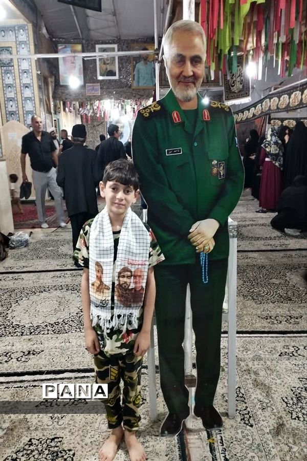 حضور مردم در کنار مزار شهید مدافع حرم در نجف‌آباد