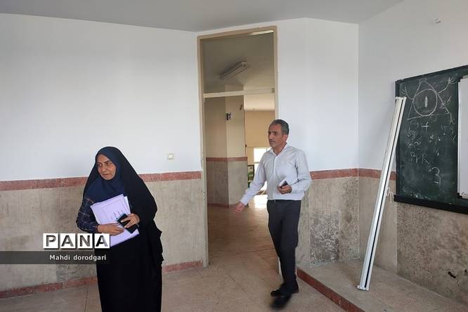 بازدید کارشناس متوسطه اول از روند پروژه مهر دبیرستان شهید بهشتی رودهن
