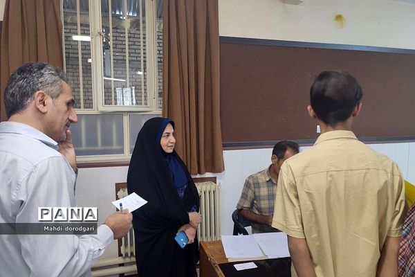 بازدید کارشناس متوسطه اول  از روند پروژه مهر دبیرستان شهید بهشتی رودهن