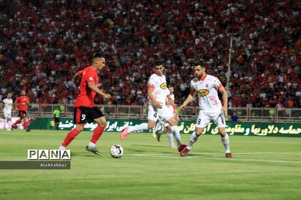 دیدار مسابقه فوتبال لیگ برتر بین تیم های تراکتور و پرسپولیس