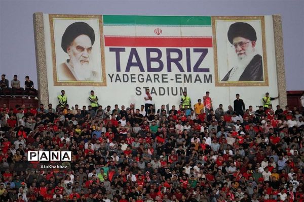 دیدار مسابقه فوتبال لیگ برتر بین تیم های تراکتور و پرسپولیس