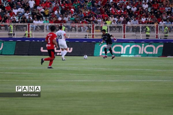 دیدار مسابقه فوتبال لیگ برتر بین تیم های تراکتور و پرسپولیس