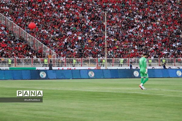 دیدار مسابقه فوتبال لیگ برتر بین تیم های تراکتور و پرسپولیس