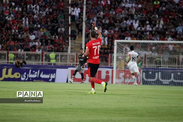 دیدار مسابقه فوتبال لیگ برتر بین تیم های تراکتور و پرسپولیس