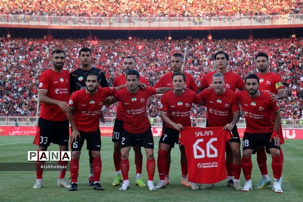 دیدار مسابقه فوتبال لیگ برتر بین تیم های تراکتور و پرسپولیس