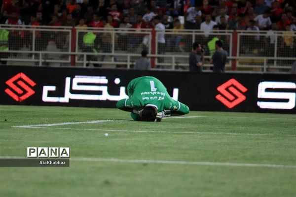 دیدار مسابقه فوتبال لیگ برتر بین تیم های تراکتور و پرسپولیس