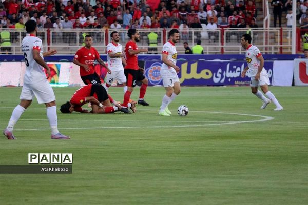 دیدار مسابقه فوتبال لیگ برتر بین تیم های تراکتور و پرسپولیس