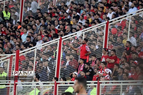 دیدار مسابقه فوتبال لیگ برتر بین تیم های تراکتور و پرسپولیس