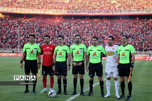 دیدار مسابقه فوتبال لیگ برتر بین تیم های تراکتور و پرسپولیس