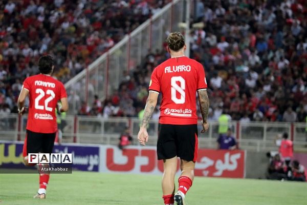 دیدار مسابقه فوتبال لیگ برتر بین تیم های تراکتور و پرسپولیس