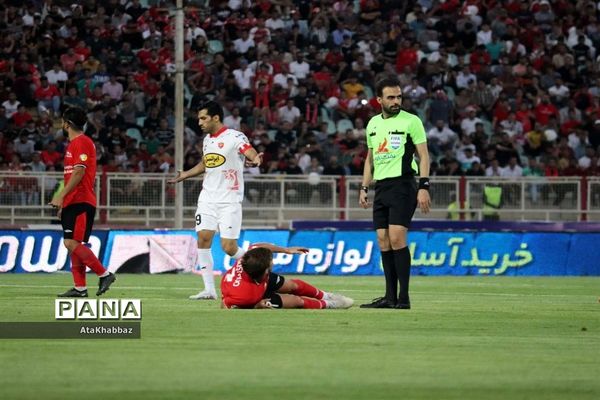 دیدار مسابقه فوتبال لیگ برتر بین تیم های تراکتور و پرسپولیس