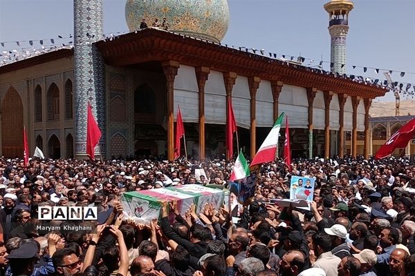 وداع با ۲  شهید حادثه تروریستی با حضور پر شور مردم شیراز