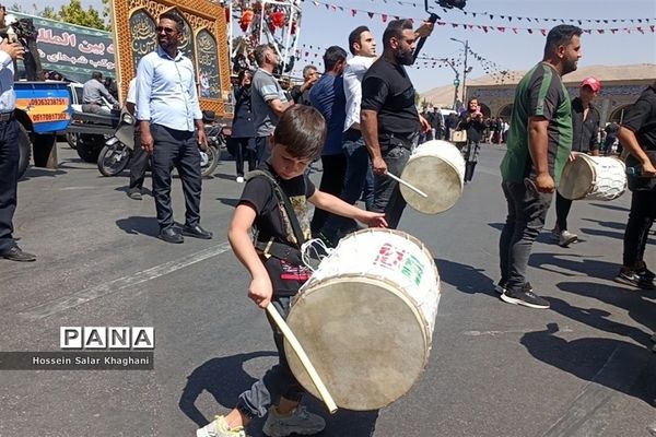 وداع با ۲  شهید حادثه تروریستی با حضور پر شور مردم شیراز