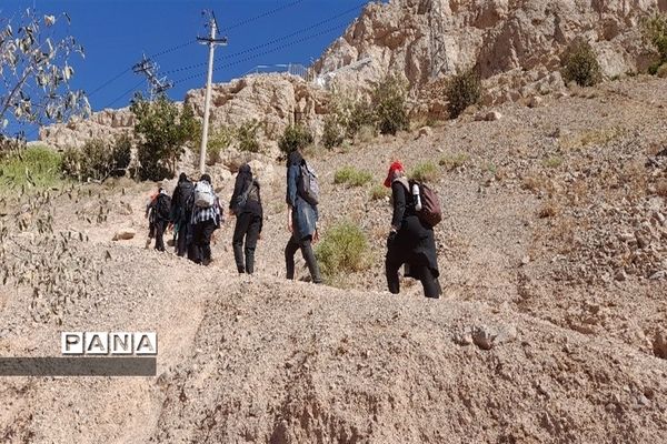 دوره آموزش کوهنوردی برای دانش‌آموزان عضو سازمان دانش‌آموزی استان اصفهان