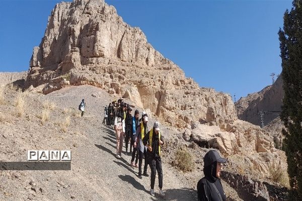 دوره آموزش کوهنوردی برای دانش‌آموزان عضو سازمان دانش‌آموزی استان اصفهان