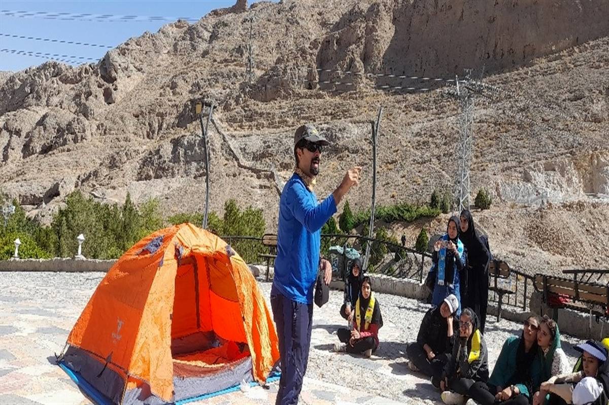 دوره آموزش کوهنوردی برای دانش‌آموزان عضو سازمان دانش‌آموزی استان اصفهان