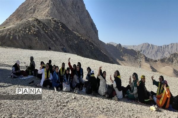 دوره آموزش کوهنوردی برای دانش‌آموزان عضو سازمان دانش‌آموزی استان اصفهان