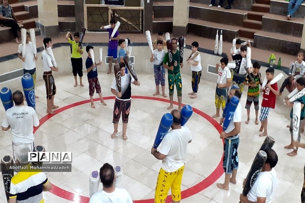 برگزاری ورزش زورخانه‌ای با حضور جمعی از دانش‌آموزان ناحیه یک بهارستان