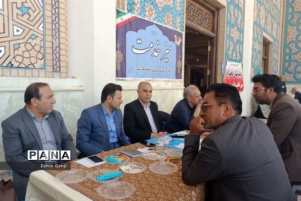 استقبال مردم از میز خدمت آموزش و پرورش فارس در حاشیه نماز جمعه