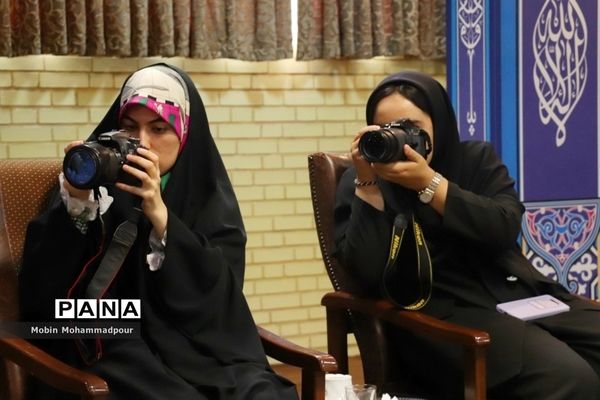 دیدار جمعی از عکاسان با نماینده ولی فقیه در آذربایجان شرقی