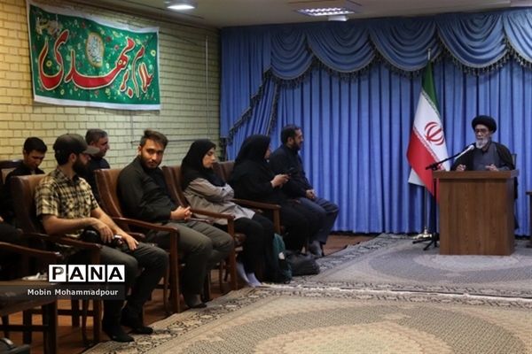 دیدار جمعی از عکاسان با نماینده ولی فقیه در آذربایجان شرقی