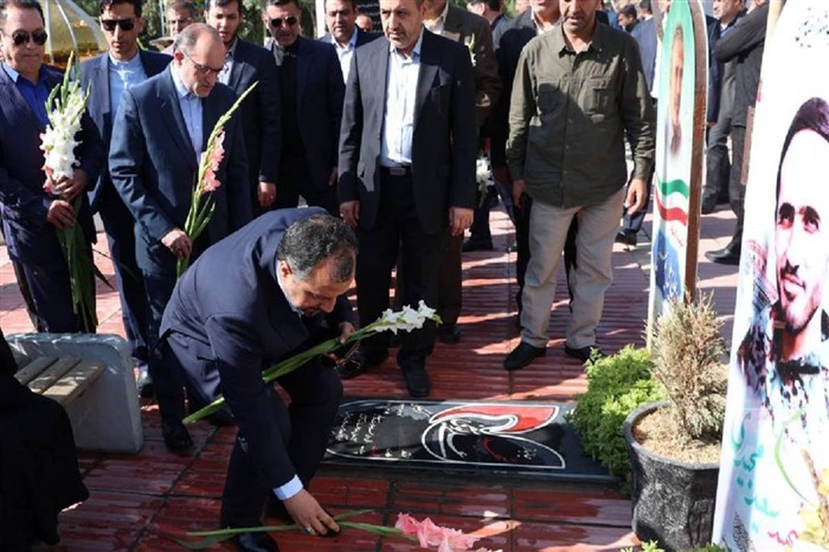 ادای احترام وزیر اقتصاد به مقام شامخ شهیدان در اراک