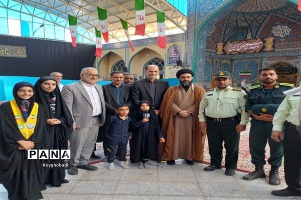 اقامه نماز جمعه با حضور مدیر کل آموزش و پرورش استان اصفهان