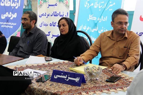 میزخدمت ادارات در میعادگاه نماز جمعه شهرکرد